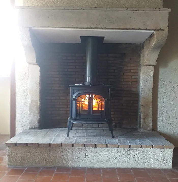 Installation d'un poêle à bois dans une ancienne cheminée par Style Confort à Saint Amand Montrond dans le 18